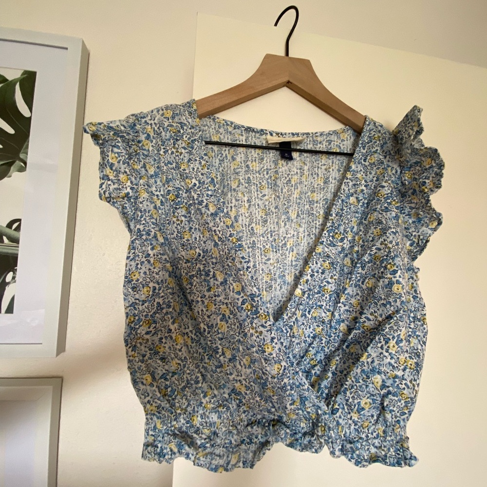 Universal Thread Cropped Blue Floral Shirt